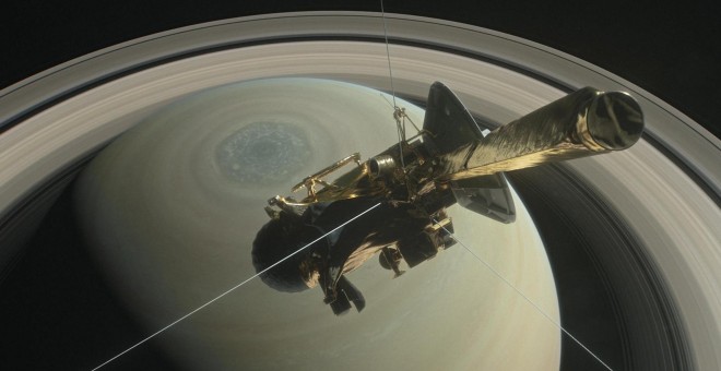 La nave Cassini sobre el hemisferio norte de Saturno, dirigiéndose hacia su primera inmersión entre el planeta y sus anillos en abril de 2017 | NASA/JPL-Caltech