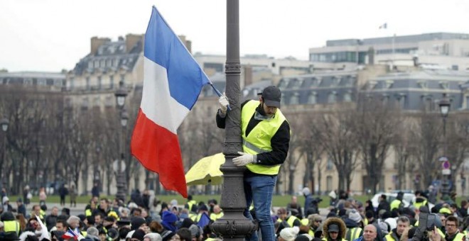 Protesta de los chalecos amarillos en París. (CHARLES PLATIAU | REUTERS)