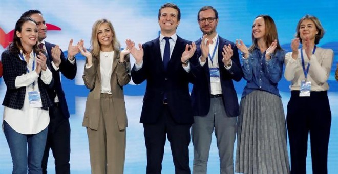 El presidente del PP, Pablo Casado (c), y su esposa Isabel Torres (3ªi), junto al secretario general Teodoro García-Egea (2ºi), y los vicesecretarios Andrea Levy, Javier Maroto, Marta González e Isabel García Tejerina (i-d), durante la clausura de la Conv