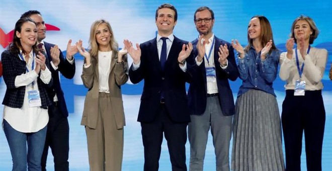 El presidente del PP, Pablo Casado (c), y su esposa Isabel Torres (3ªi), junto al secretario general Teodoro García-Egea (2ºi), y los vicesecretarios Andrea Levy, Javier Maroto, Marta González e Isabel García Tejerina (i-d), durante la clausura de la Conv