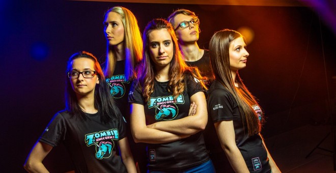 Laura Muñoz (c) con las demás integrantes de Zombie Unicorns, un equipo femenino de eSports. TWITTER/@Movistar_Riders