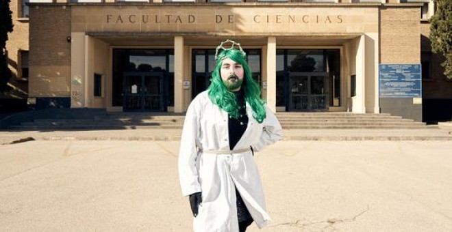 Sassy Science en la puerta de la facultad de Ciencias de la Universidad de Zaragoza. / Álvaro Muñoz Guzmán, SINC