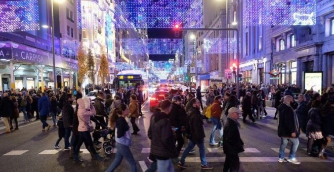 Gente caminando por la Gran Vía remodelada en las pasadas Navidades.