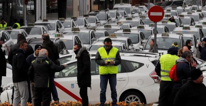 Concentración de taxistas en las inmediaciones del recinto ferial de Ifema, en Madrid, este martes, segundo día de la huelga indefinida del sector del taxi. | Chema Moya / EFE