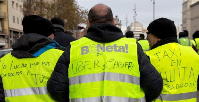 Centenares de taxistas cortan la plaza de España de Barcelona durante el quinto día de huelga indefinida del sector. - EFE
