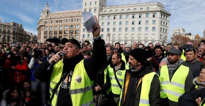 Asamblea de taxistas este miércoles en la plaza de Catalunya de Barcelona. EFE/Toni Albir