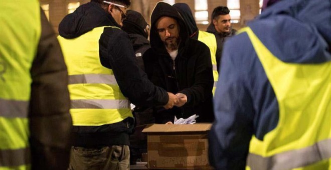 Los taxistas de Barcelona votan. (MARTA PÉREZ | EFE)