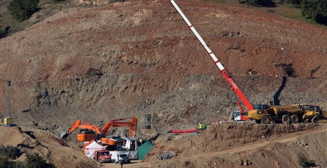 24/01/2019.- La Brigada de Salvamento Minero desplazada desde Asturias ha comenzado sus trabajos para entrar en el túnel para rescatar a Julen, el niño de 2 años que cayó a un pozo estrecho y profundo el pasado 13 de enero en Totalan (Málaga). La grúa so