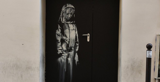 Una obra atribuida a Banksy que homenajeaba a las víctimas de los atentados ocurridos en la sala de espectáculos Bataclan. EFE/Julien de Rosa