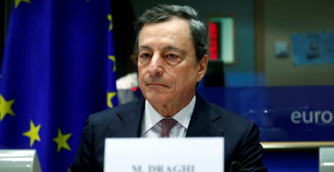 El presidente del Banco Central Europeo, Mario Draghi, en la comisión de Asuntos Económicos de la Eurocámara, el socialdemócrata italiano Roberto Gualtieri, en su última comparecencia de esta legislatura. REUTERS/Francois Lenoir