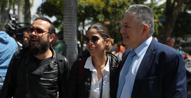 Los periodistas de la agencia Efe Maurén Barriga (c) y Leonardo Muñoz (i) tras ser liberados este jueves, en Caracas (Venezuela). / EFE - Miguel Gutiérrez
