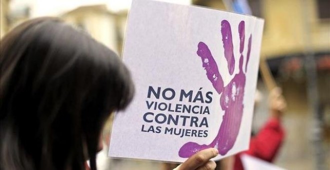 Una mujer porta una pancarta en contra de la violencia machista | EFE
