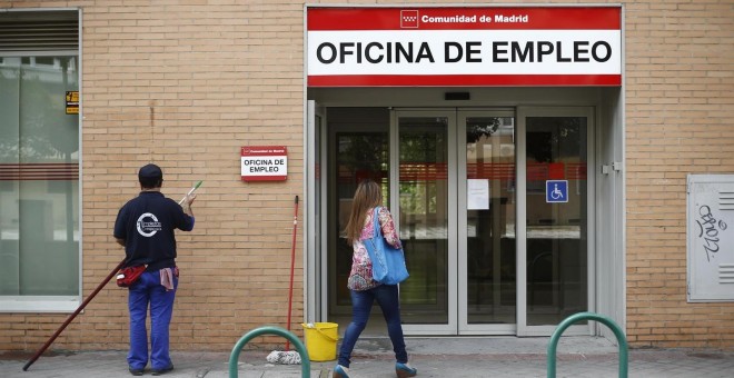 Una mujer entra en una oficina de empleo de la Comunidad de Madrid. E.P.