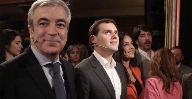 El responsable económico de Ciudadanos, Luis Garicano, junto a otroEs líderes del partido. (EFE)