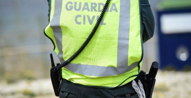La Guardia Civil trata de esclarecer los motivos del accidente y si pudiera estar implicado un ultraligero, que ha aterrizado sin problemas./EFE