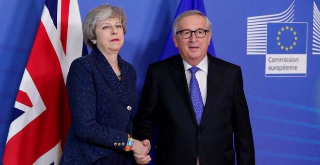 May y Juncker se saludan en Bruselas. (OLIVIER HOSLET | EFE)