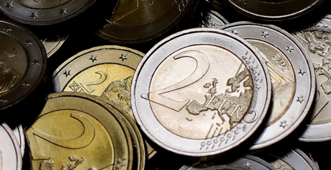 Monedas de dos euros, en una imagen de archivo. / REUTERS - LEONHARD FOEGER
