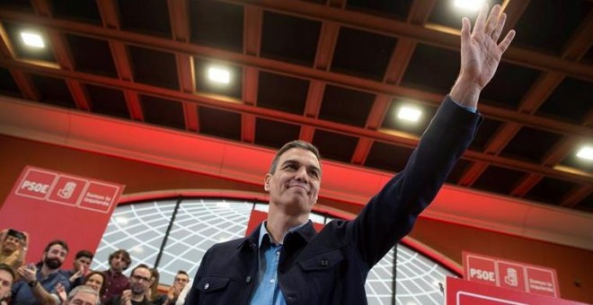 El presidente del Gobierno de España y secretario general del PSOE, Pedro Sánchez, a su llegada al acto de presentación del candidato a la alcaldía de Santander en las elecciones del 26 de mayo, Pedro Casares, este domingo en el Paraninfo de la Universida