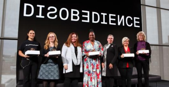 Beth Anne McLaughling (tercera por la izquierda) recibe el Premio MIT a la desobediencia por su labor contra el acoso sexual, junto a otras abanderadas del movimiento #MeToo