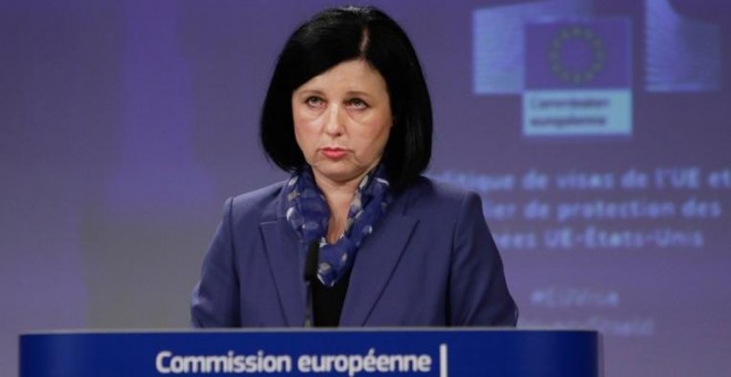 Comisaria de la UE a cargo de la justicia, los consumidores y la igualdad de género, Vera Jourova, en la Comisión Europea en Bruselas, el 19 de diciembre de 2018 | AFP/Aris Oikonomou
