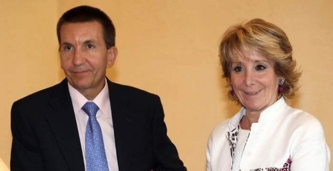 El fiscal Manuel Moix y la expresidenta de la Comunidad de Madrid Esperanza Aguirre en una imagen de 2009. EFE