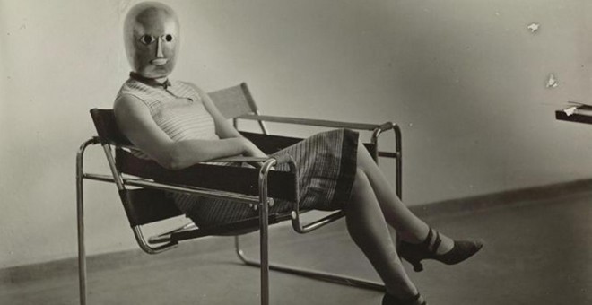 'Mujer en silla club B3', de Marcel Breuer. Máscara de Oskar Schlemmer. Vestido de Lis Beyer. Sobre 1927 © KLASSIK STIFTUNG WEIMAR © STEPHAN CONSEMÜLLER (ERICH CONSEMÜLLER)
