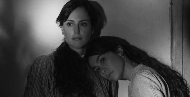 Fotograma de Natalia de Molina y Greta Fernández en una escena de la película 'Elisa y Marcela'  de la directora Isabel Coixet, presentada en el Festival Internacional de Cine de Berlín (Alemania). NETFLIX/Quim Vives