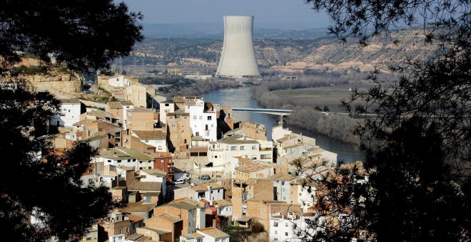Las aguas del Ebro bordean la central nuclear de Ascó en Tarragona. REUTERS/Gustau Nacarino