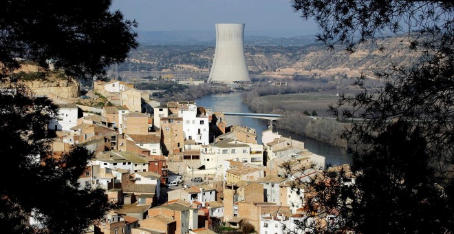 Las aguas del Ebro bordean la central nuclear de Ascó en Tarragona. REUTERS/Gustau Nacarino