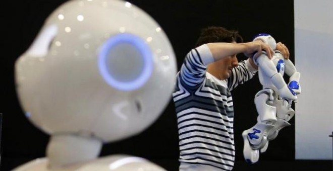 Un hombre durante una demostración en la Global Robot Expo. / EFE - JUAN CARLOS HIDALGO