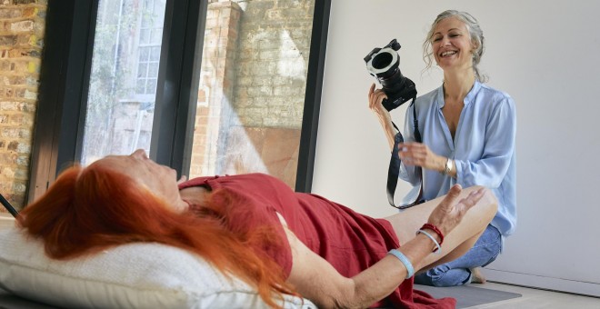 Fotografía de la artista Laura Dodsworth trabajando.