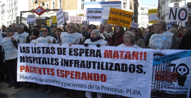 La Marea Blanca toma la calle para protestar contra el recorte horario en los centros de salud | Mireia López Sánchez