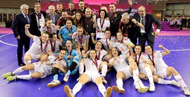 Las jugadoras de la selección española de fútbol sala celebran su victoria en la Eurocopa/ EFE