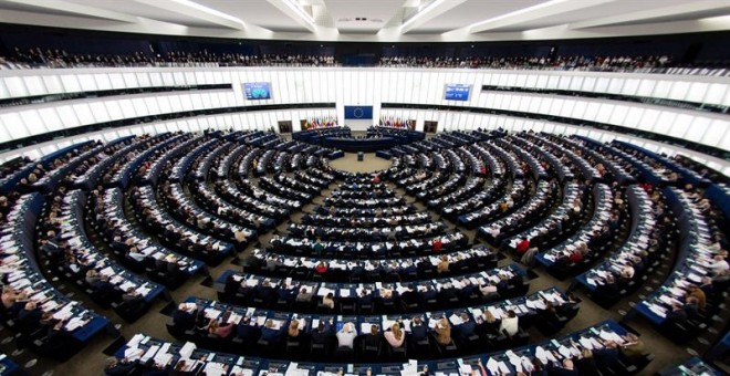 Los miembros del Parlamento Europeo participan en una sesión sobre un nuevo acuerdo comercial entre la Unión Europea y Singapur en Estrasburgo (Francia). /EFE