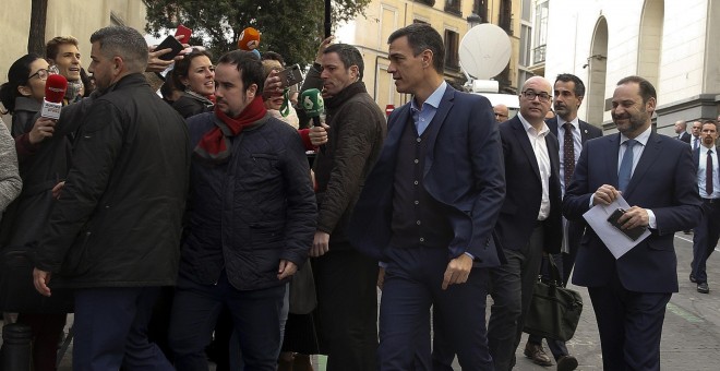 El presidente del Gobierno y secretario general del PSOE, Pedro Sánchez (c), y el secretario de Área del partido y ministro de Fomento, José Luis Ábalos (d), a su llegada a la reunión de la Ejecutiva Federal de la formación. EFE/Ballesteros