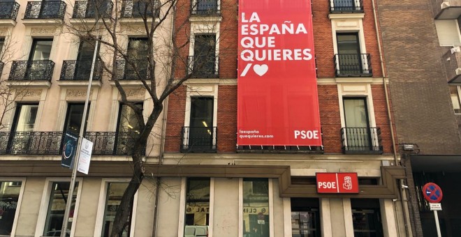 La sede del PSOE en la madrileña calle de Ferraz con una pancarta con el lema de su precampaña para las elecciones del 28 de abril. TWITTER PSOE