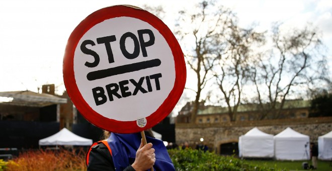 20/02/2019.- Un hombre se manifiesta en contra del brexit al lado del Parlamento británico. REUTERS/Henry Nicholls