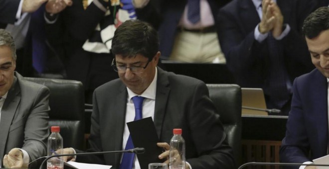 Elías Bendodo, Juan Marín y Juanma Moreno, en el Parlamento de Andalucía, este jueves