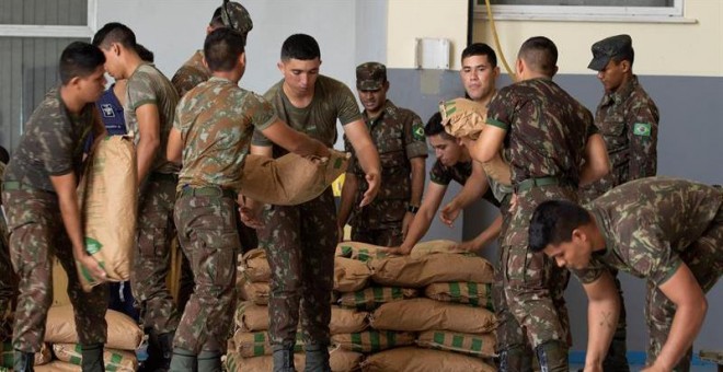 Soldados brasileños organizan un cargamento con ayuda humanitaria destinada para Venezuela. - EFE