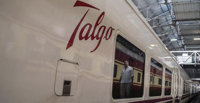 Uno de los trenes del fabricante español de ferrocarriles Talgo en una estación en la India. EFE