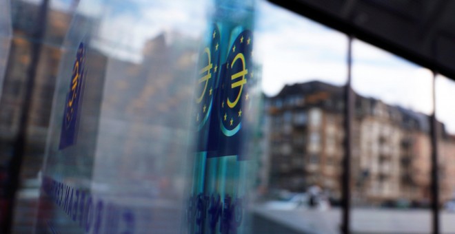El logo del BCE se refleja en un cristal de la sala de prensa de la entidad, en su sede en Fráncfort. REUTERS / Kai Pfaffenbach