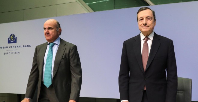 El presidente del Banco Central Europeo (BCE), Mario Draghi (d), y su vicepresidente, el español Luis de Guindos (i), antes de la rueda de prensa tras la reunión del consejo de gobierno de la entidad, en su sede en Fráncfort, Alemania. EFE/ Armando Babani
