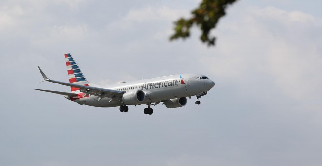 Un Boeing 737 Max 8 de American Airlines se prepara para aterrizar en el Aeropuerto Internacional de Miami, Florida | AFP/ Joe Raedle