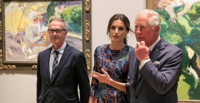 Letizia conversa con el príncipe Carlos de Inglaterra ante el ministro de Cultura y Deporte, José Guirao, durante la inauguración de la exposición ‘Sorolla: spanish master of light’ EFE/ Angeles Rodenas