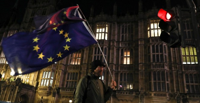 Un manifestante anti-brexit con la bandera de la UE delante del Parlamento británico, en Westminster (Londres). REUTERS/Kevin Coombs