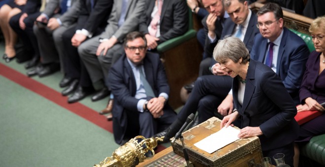 La primera ministra británica, Theresa Ma, interviene en el Parlamento británico, tras una de las votacions sobre el brexit. REUTERS/ UK Parliament/Jessica Taylor