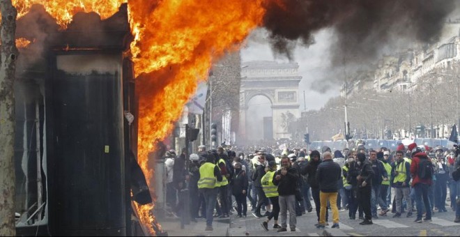 Un incendio durante las protestas de los chalecos amarillos este sábado en París. REUTERS/Philippe Wojazer