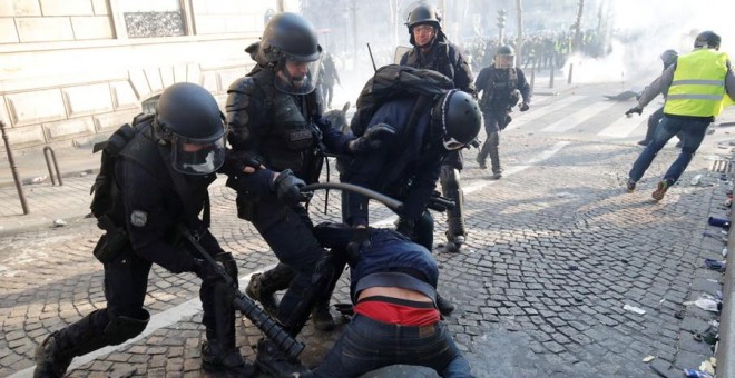 La Policía francesa golpea a un manifestante durante las protestas de los chalecos amarillos. REUTERS/Philippe Wojazer