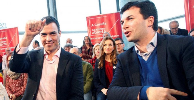 El líder de PSOE, Pedro Sánchez, con el dirigente gallego Gonzalo Caballero en un acto del partido en A Coruña. EFE