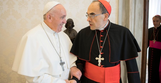 El Papa Francisco y el cardenal y arzobispo de Lyon, Philippe Barbarin, condenado por encubrir casos de abusos sexuales a menores. / REUTERS